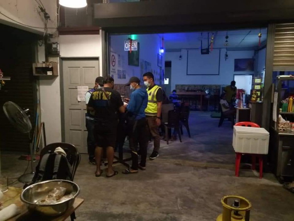 执法人员检查民众，确保民众没有不守令。