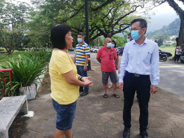 一名女市民向廖泰义反映太平湖公园的基设弊病,希望可以协助解决。