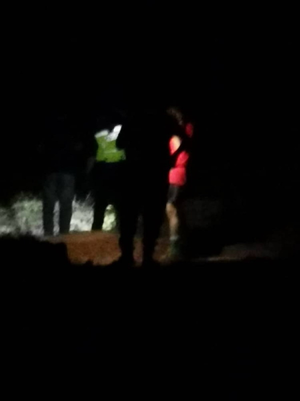 警方人员依据登山客指引路线，寻获一尸焦尸。