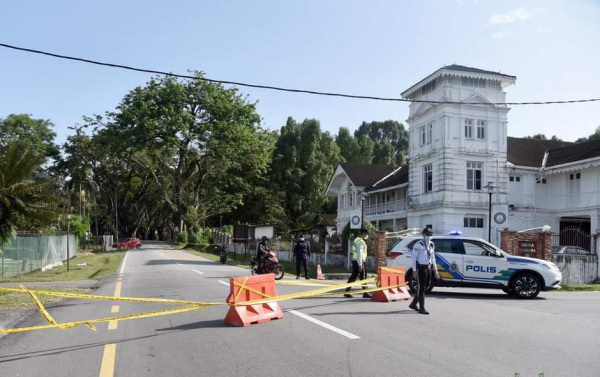 从太平市区敏路驶往监狱的一端路也进行封路，警方严守路口。