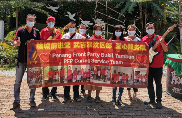 槟城前进党与太平竹林苑将联办慈善义演,以便为郭贵明(左3)筹募重建房屋基金;左为吴丰光,右为王松富。