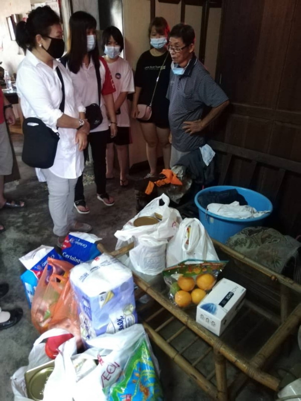 庄健伊与妻子的困境引起社会人士伸援手,损赠品物资源源而来。