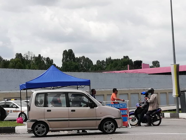 警方人员驻守封路路口，严禁车辆进入。
