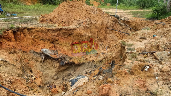 甘榜乌鲁仄卜上游一地段被发现埋有装在黑色塑料袋疑是工业的废料。