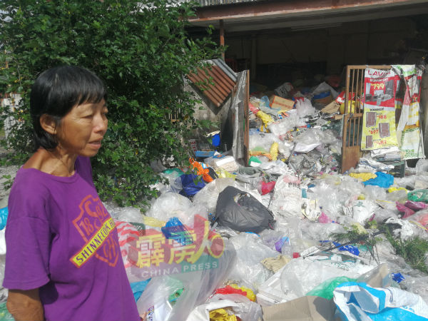 面对庭院堆积如山的回收物,曾女士否认本身制造垃圾,并强调本身只是热衷环保。