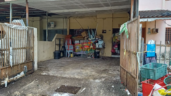 经过3小时的清理工作,曾老师住家庭院里的垃圾终于被清空。