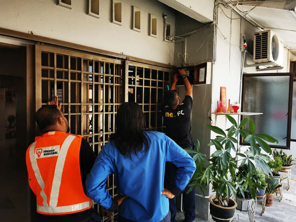 国能职员调查热屋附近住家的电线情况。 (图取自面子书)