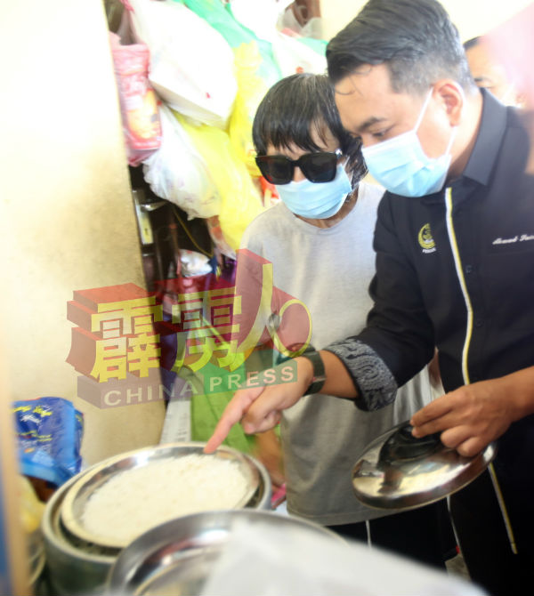 阿末赛迪也在会上给予曾女士一些有关食物卫生的提示。