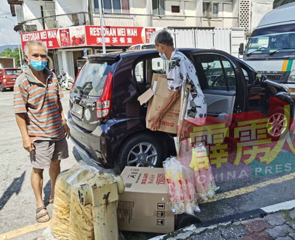 一些杂货商忙于填补空缺的货品，以供消费者需求。