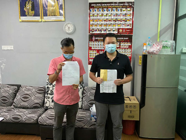 张玉刚(右)接获诈骗投诉后,协助受害者向警方投报。