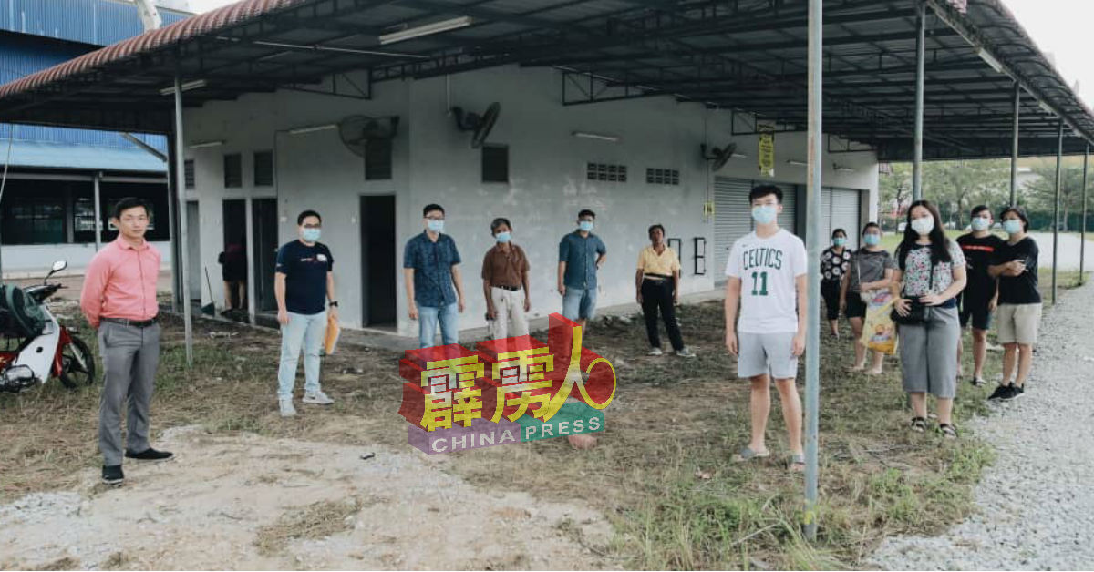 陈文强(左起)丶黄俊豪丶胡伟豪与和参与青年创业小区者一同视察场地。