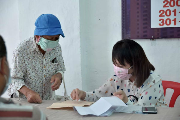 设立“金宝县议员服务中心”后，伍惠玲都会在该处会见居民，协助居民解决民生问题。