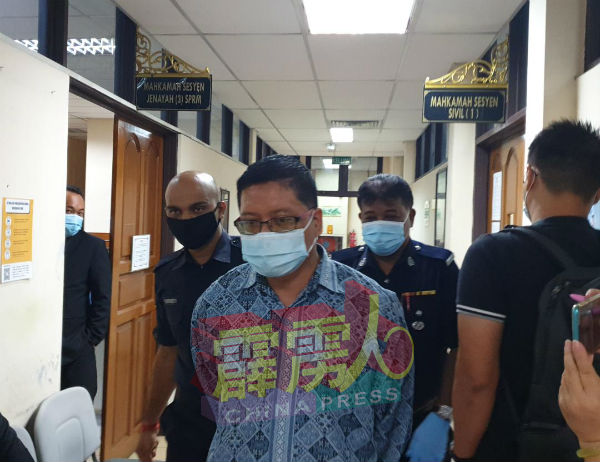庭警将被告莫哈末沙尼占,押往法庭扣留室等候保释。