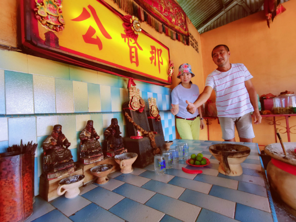 柯玉翠(左起)与林清财展示已有百年历史的“拿督公”神明石像(左4),其余拿督公神像也已逾半世纪历史。