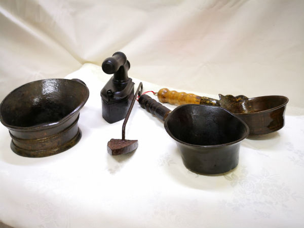 鄧添文曾多次向廢鐵回收處，購得這種古董熨斗。