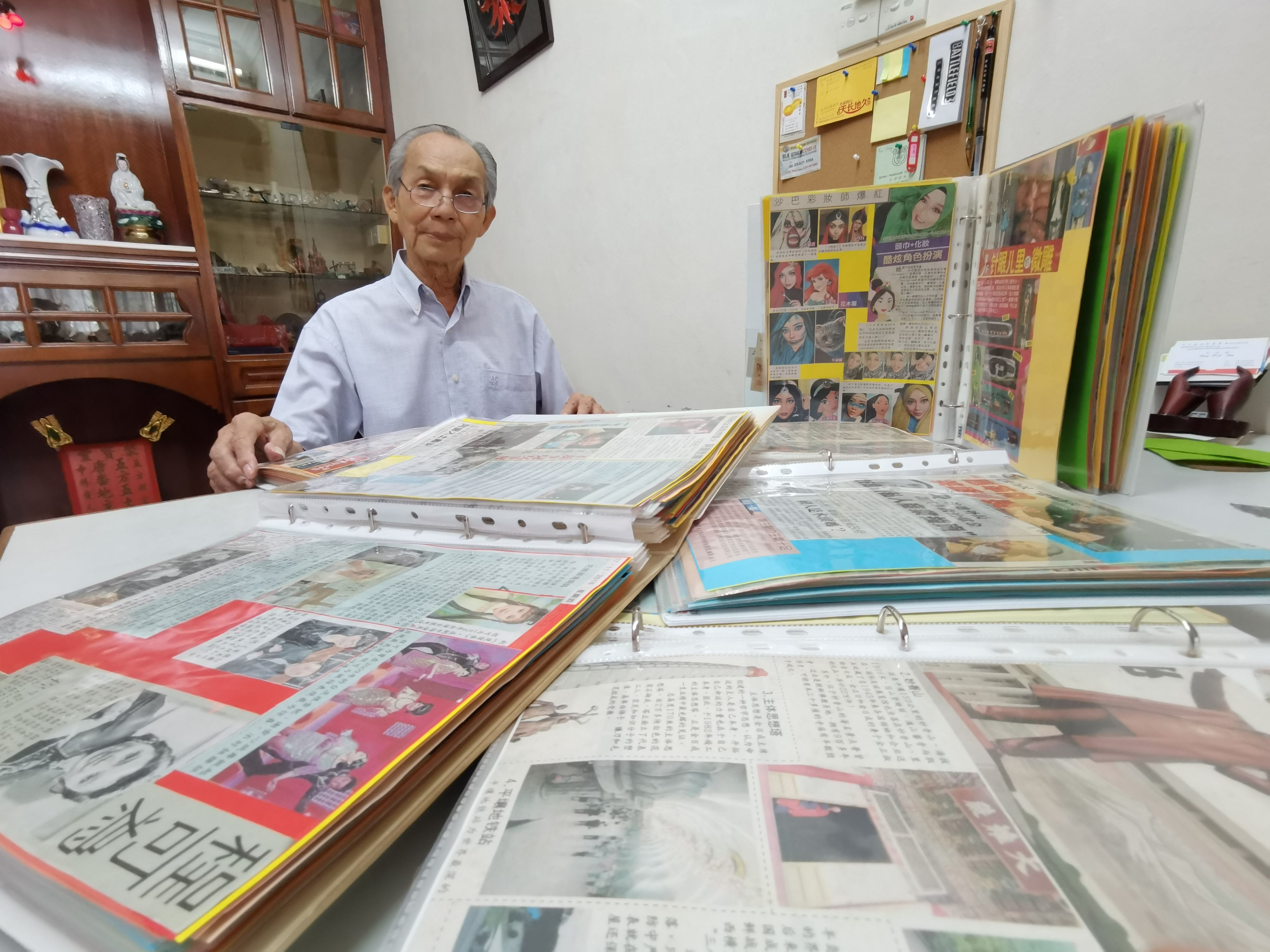 安順78歲高齡“報痴”袁毅芳，每天耗上數小時剪報，但依然精神奕奕。