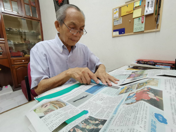 袁毅芳用刀片剪报时双手很稳定，毫无颤抖迹象。
