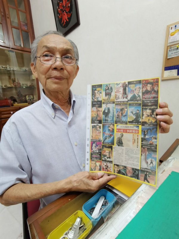 袁毅芳展示历代的“007占士邦”。