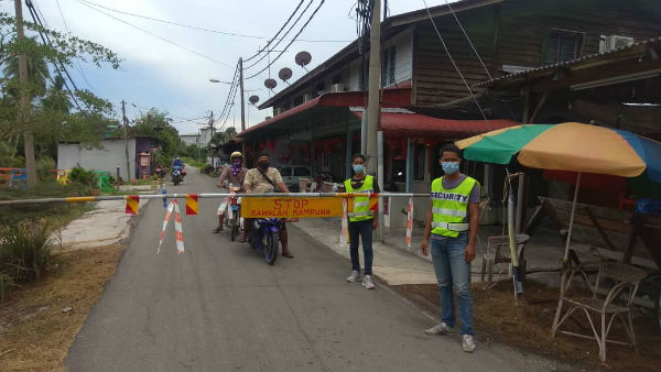 双怡杖之前设立路障封村,能有效防止外人或外劳随意出入。