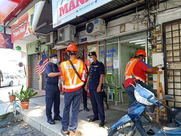 警方共取缔2间涉及非法赌博的商店。