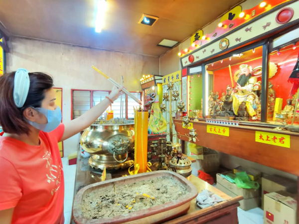 善信仍踊跃到来上香膜拜，但人人都需遵守防疫标准作业程序。