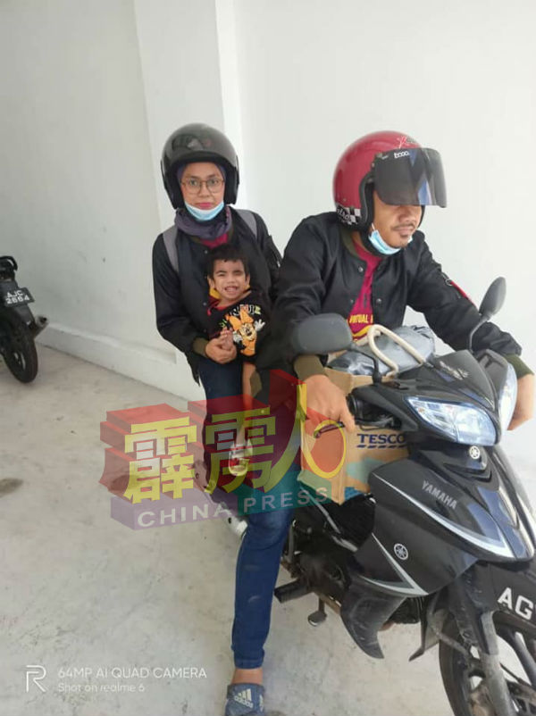 莫哈末依克马（右）载着幼女前往吉隆坡动手术；左为娜达莎。