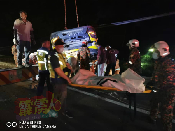 在约3小时后,消拯员才将3名死者的遗体移出。