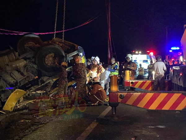 运载洋灰的拖格罗厘向路肩后翻覆,造成3人当场死亡。