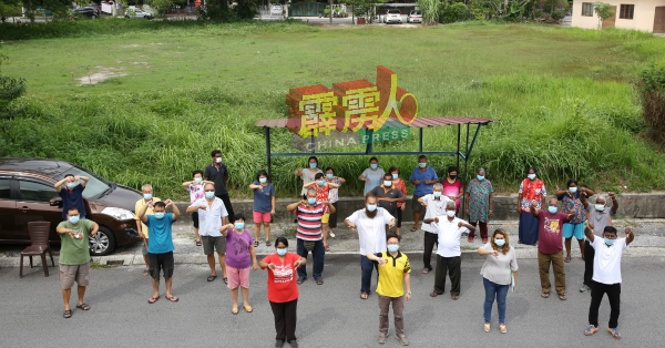 怡保金嘉庆花园第8路居民过去数月来面对住家环境杂草丛生、沟渠阻塞等问题,以致当地居民怨声四起!前排左起莎莎及周锦欢。