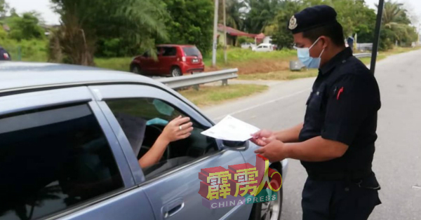 警方已在巴里文打各要道设立路障，以检查来往的车子。