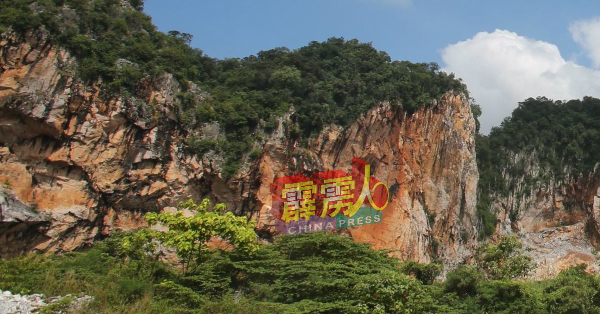 石炭岩拥有直立的悬壁,因此经常会出现裂缝及分层平面,这也使之存在倒塌及落石的风险。