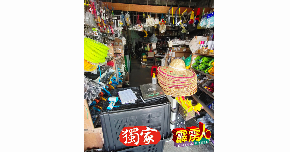 硝山许多商家阻止客人进店选购，这样能够减少感染疫情风险。