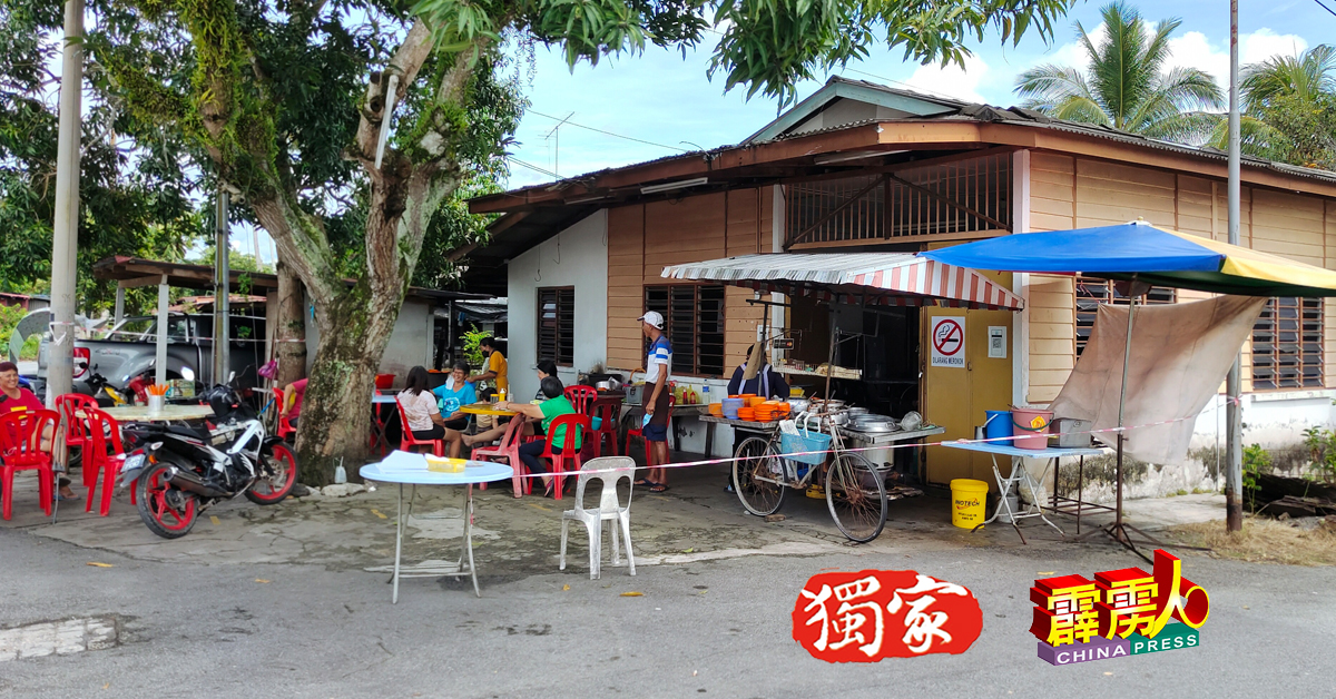 麵档少了外来食客，村民陪老板聊天，打发时间。