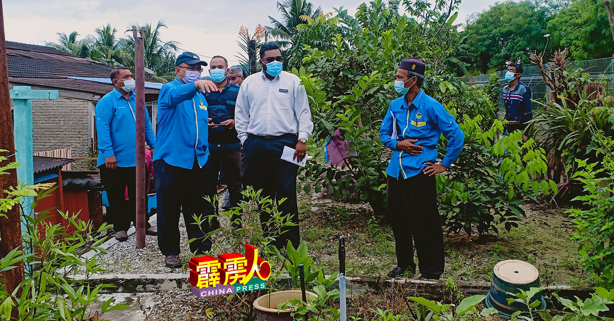 和丰敦善班丹园成蚊症黑区，江沙市议会主席祖卡奈（左）与卫生局及土地局官员进行讨论，以展开适当行动。