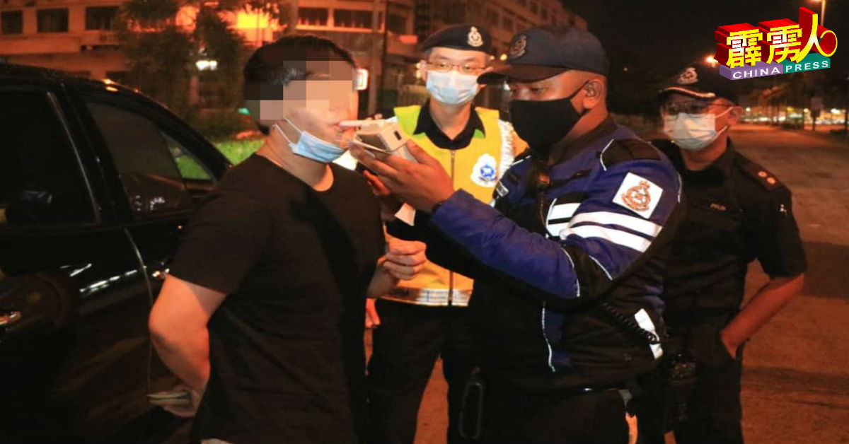 一名驾驶者接受警方测酒检测。左2为李瑞式。