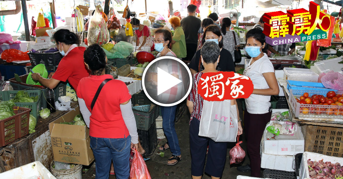 各巴剎於周日清晨皆出现人潮,市民忙于选购各类食材。