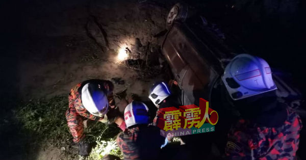 遭抛出车外的印裔男子，事后被轿车压着。