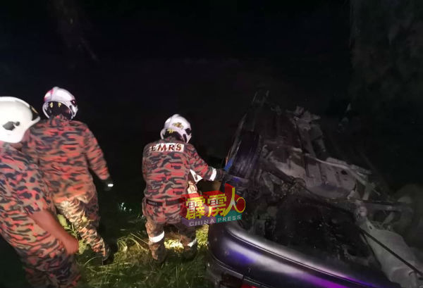 消拯员使用救援器材将死者遗体移出。