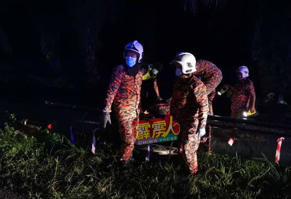消拯员将死者遗体移出后，交由警方采取进一步行动。