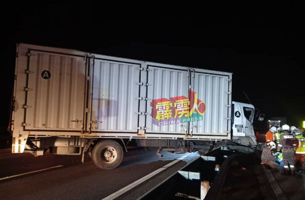 拖格罗厘不知何故撞大道分界堤,造成罗厘司机夹住。