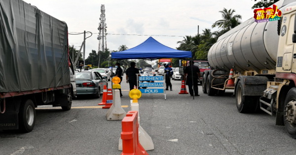 警方周六起在巴里文打6条主要道路设路障检查来往车辆。