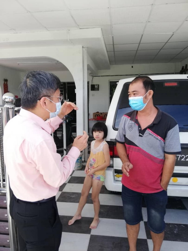 郭宝康(右)进一步向廖泰义求助,以便更新资料提出申请第2轮政府关怀援助金。