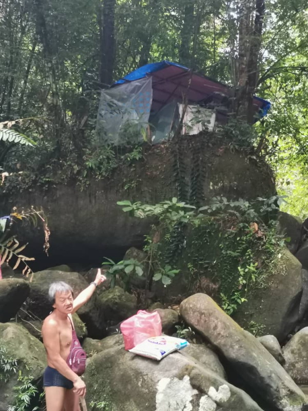 马利操就在拉律山麓奥斯丁瀑布区,搭起一个帐篷作为栖身之所。