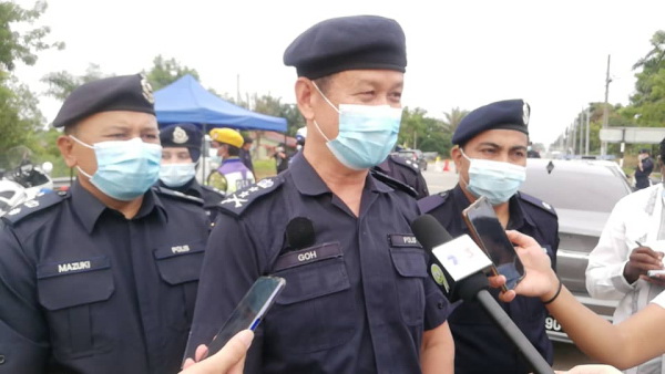 吴文恭(中)检视来往车辆后,向媒体发表谈话。