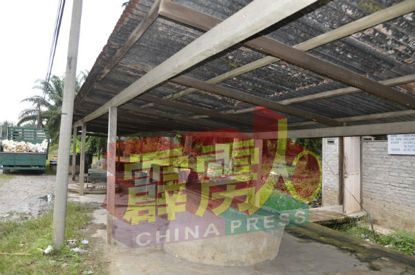和丰叻沙小镇路旁的这所胶液收购站遭抢劫,事主损失4000令吉左右。