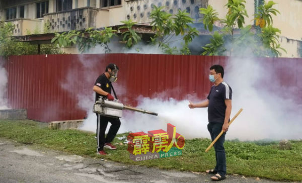 然病例已清零，但非政府组织也在9月底时，在大和园各区义务展开喷射蚊雾工作，右为邱文传。