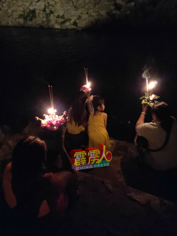 泰裔新娘及子女提着水灯进行祈福及许愿,随后才将水灯放到河去。