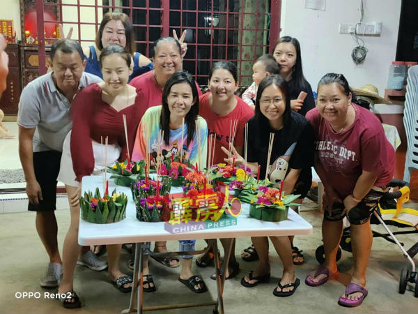泰裔新娘及本地友人一同庆祝水灯节。