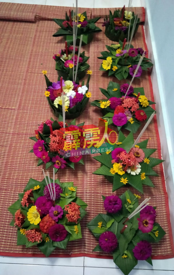 泰裔新娘不忘本身风俗,自制各式水灯以向神明祈福及许愿。