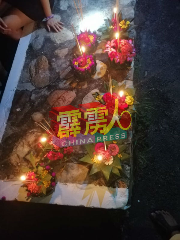 每一盏水灯都带有一家的希望。